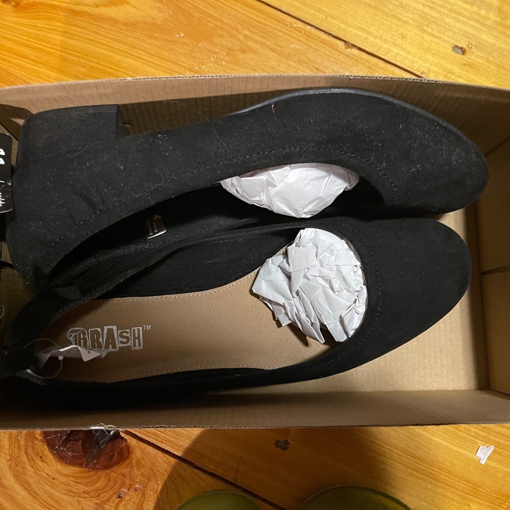 Womens low heel flats in size 11w